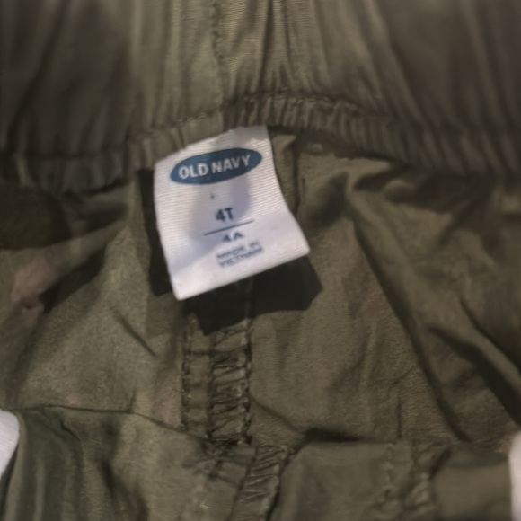 Old Navy 3 Pack Shorts Bundle in Tan, Gray & Army Green in Size 4T - Picture 6 of 10